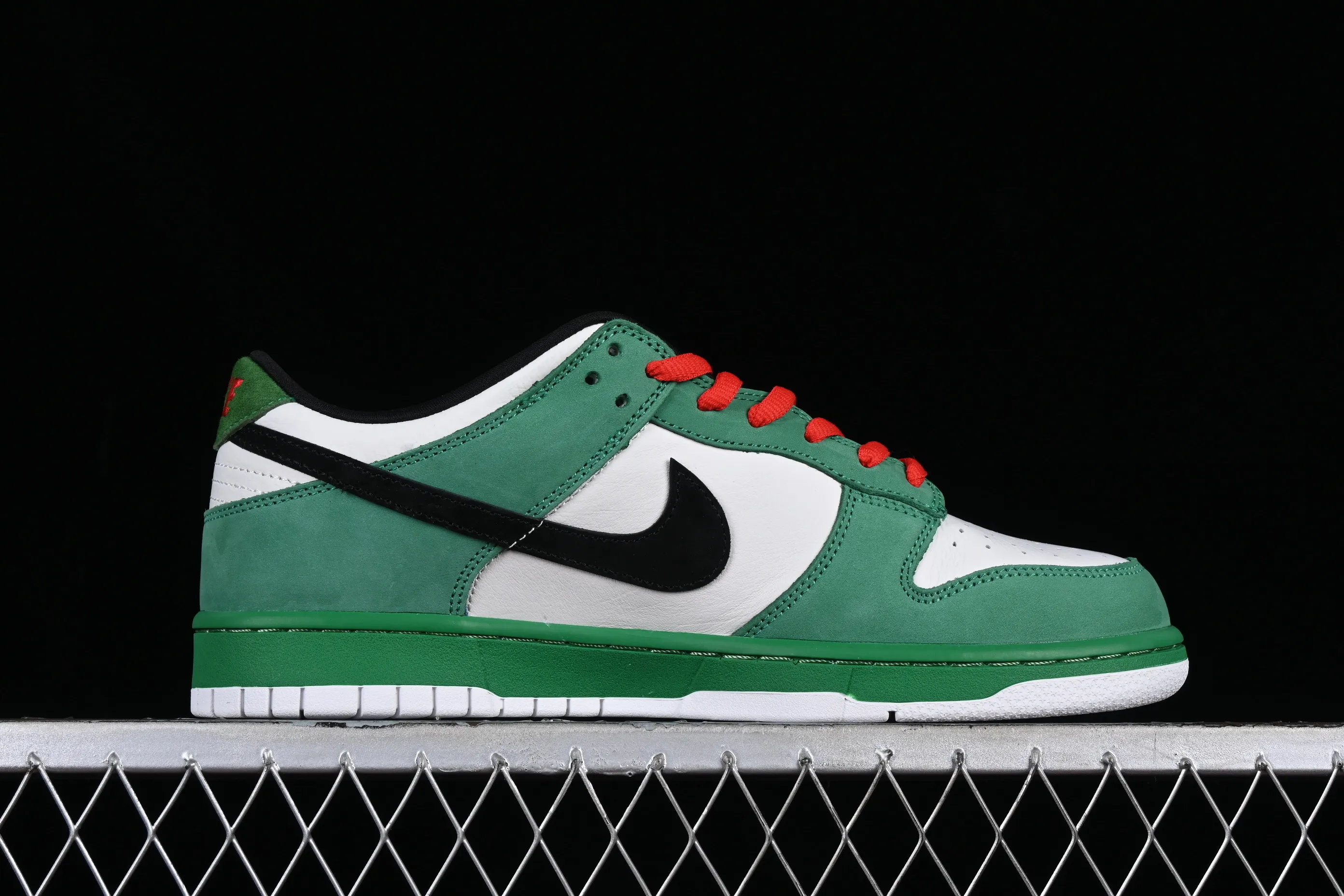 All categories Nk SB Dunk series Nk SB Dunk Low low-top sneakers Y version Nk Dunk SB Low Heineken Heineken ultra-limited edition low-top sports and leisure sneakers 304292-302